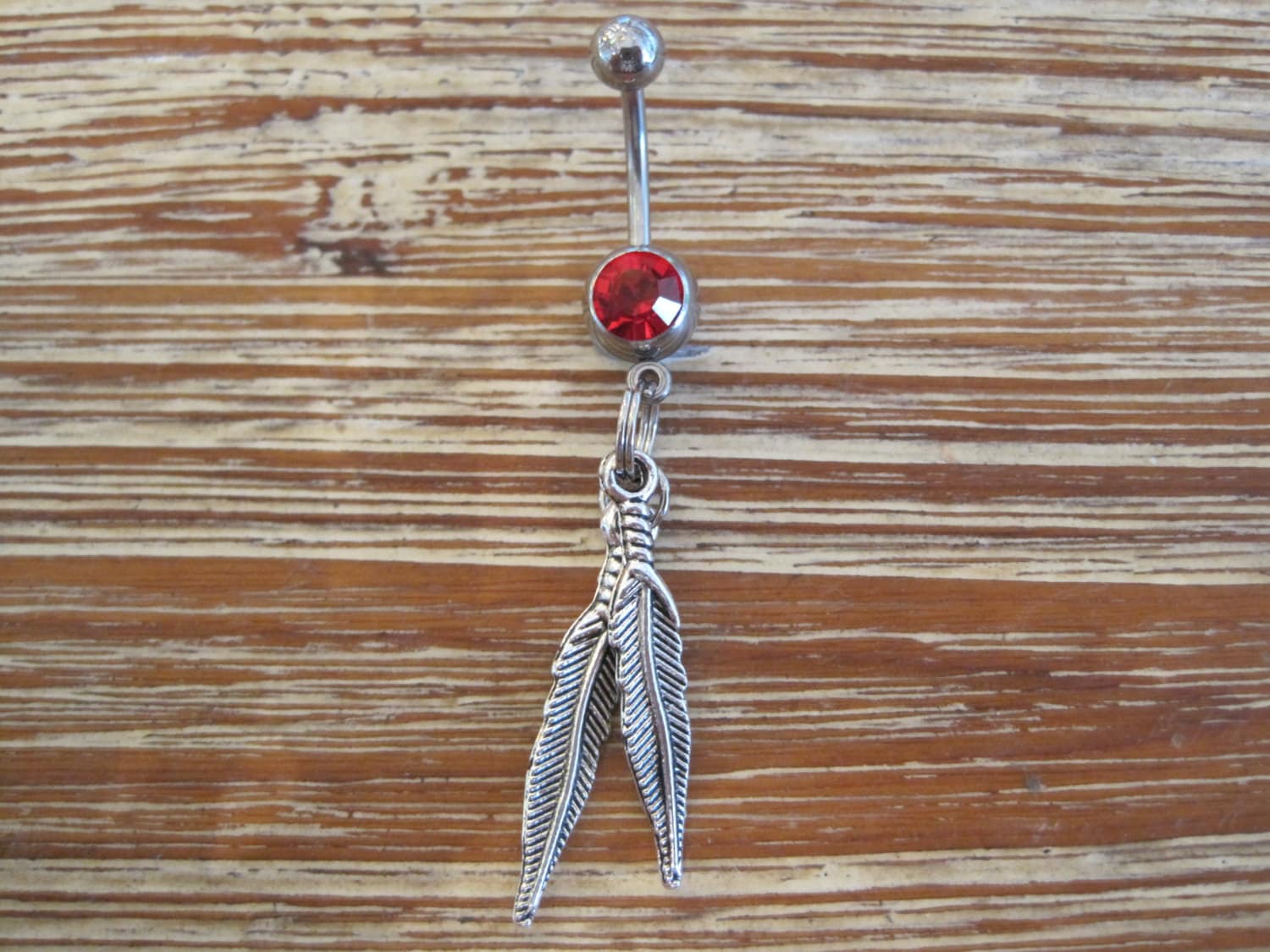 Belly Button Ring - Körperschmuck Federn Mit Rotem Schmuckstein-Bauchnabel Belly Button Ring - Körperschmuck Federn Mit Rotem Schmuckstein-Bauchnabel von BriellesJewels