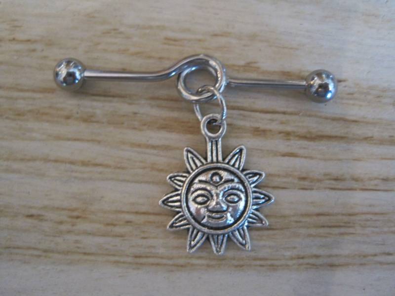 Industrial Barbell - Silberne Sonne Piercing Körperschmuck Ohrring von BriellesJewels