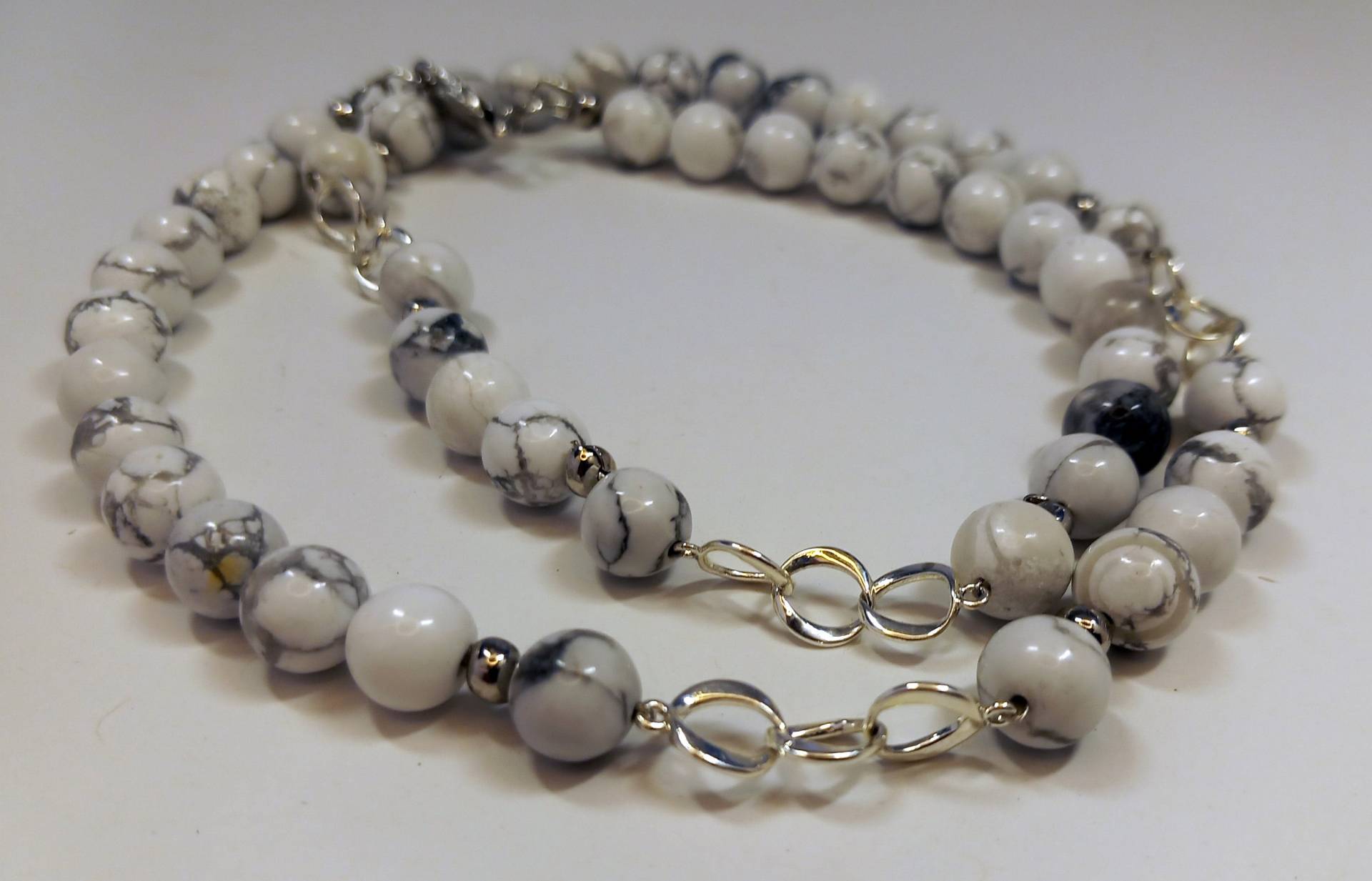 Howlite Beads With Chain von BrigantineInt