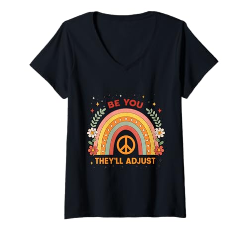 Damen Retro Rainbow Peace Grafik Be You They'll Adjust T-Shirt mit V-Ausschnitt Damen Retro Rainbow Peace Grafik Be You They'll Adjust T-Shirt mit V-Ausschnitt von Bright Soul Design Collective