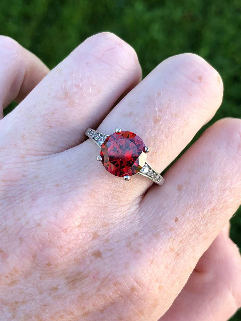 Wunderschöner Sterling Silber Rot Cz Ring Gr. 8 von BrightAndDusty
