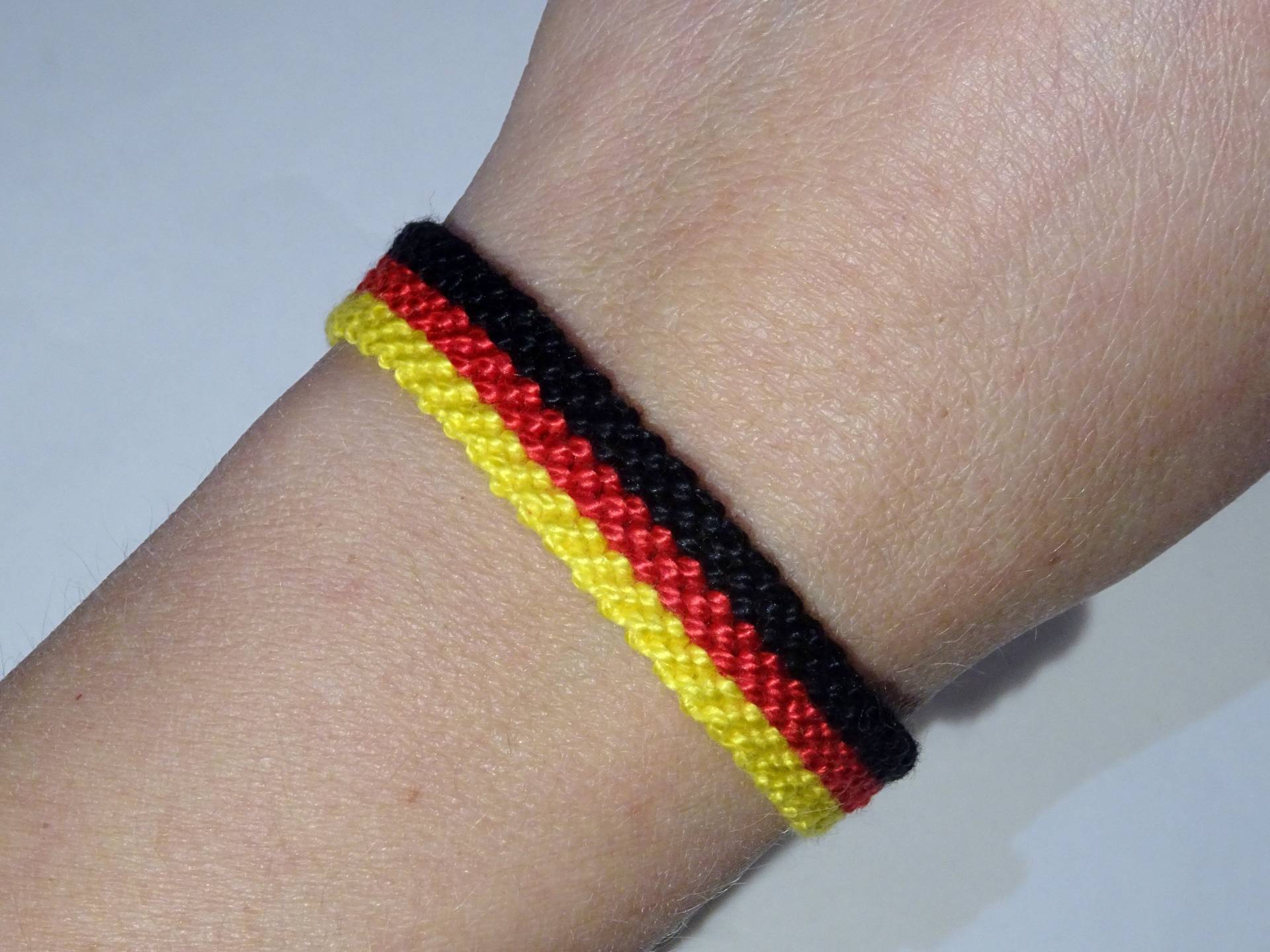 Deutsches Flaggenarmband - Deutschland Handgewebt Geschenkidee Unterstützung Landesmeisterschaft Makramee Hippie Boho Deutsches Flaggenarmband - Deutschland Handgewebt Geschenkidee Unterstützung Landesmeisterschaft Makramee Hippie Boho von BrightGoodieShop