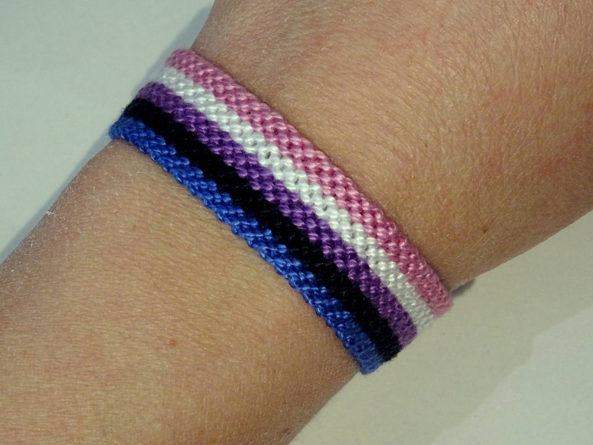 Genderfluid Pride Flag Armband - Liebe Freundschaft Handgewebt Geschenkidee Unterstützung Respekt Bewusstsein Makramee Lgbti Lgbtq Genderfluid Pride Flag Armband - Liebe Freundschaft Handgewebt Geschenkidee Unterstützung Respekt Bewusstsein Makramee Lgbti Lgbtq von BrightGoodieShop