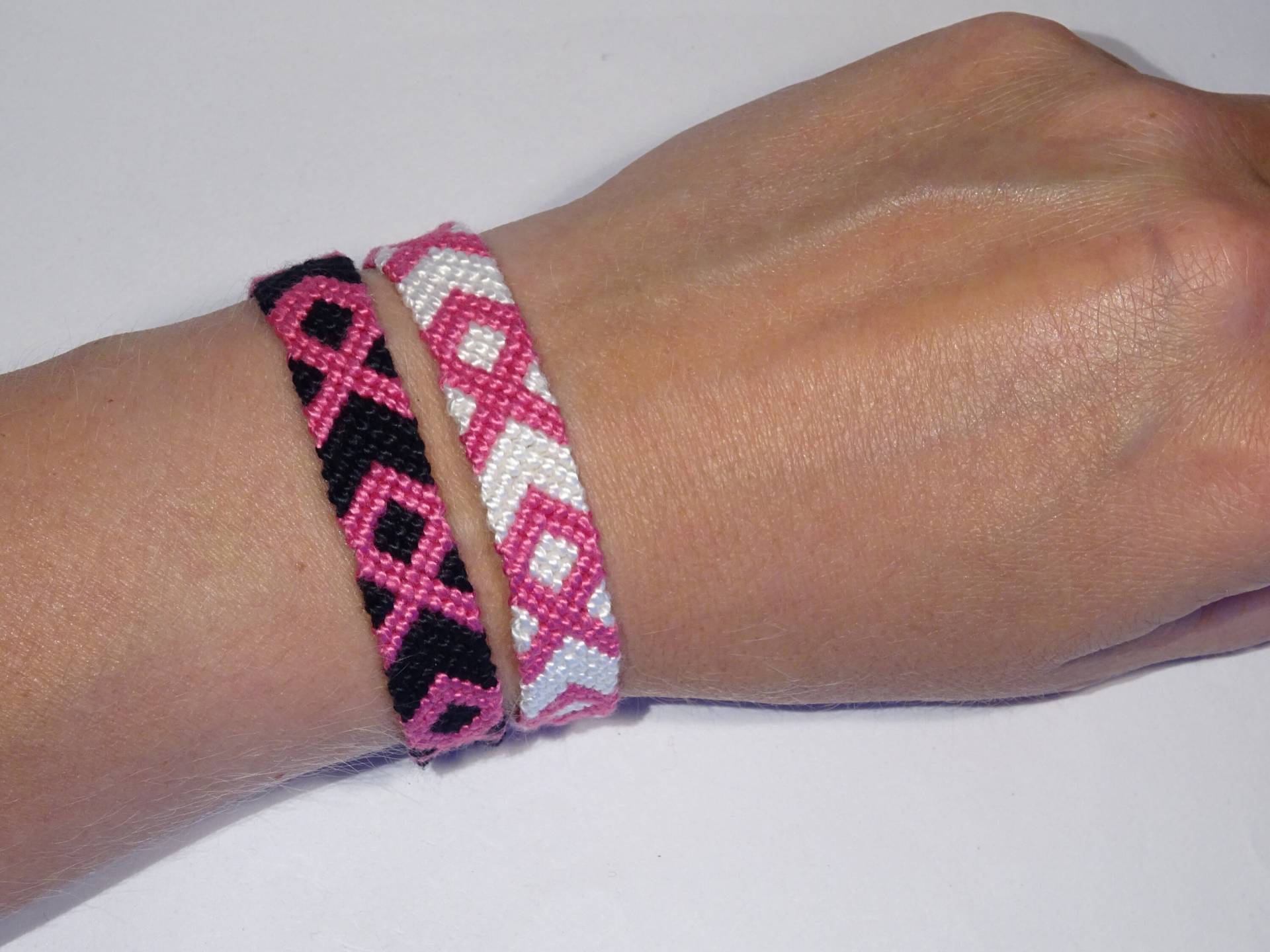 Pink Ribbon Armband - Freundschaftsarmband, Brustkrebs-Bewusstsein, Handgefertigt, Makramee, Geschenk, Überlebende, Statement, Respekt Pink Ribbon Armband - Freundschaftsarmband, Brustkrebs-Bewusstsein, Handgefertigt, Makramee, Geschenk, Überlebende, Statement, Respekt von BrightGoodieShop