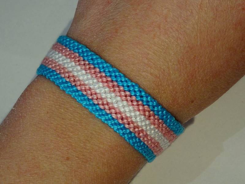 Transgender Pride Flag Armband - Liebe Freundschaft Handgewebt Geschenkidee Unterstützung Respekt Bewusstsein Makramee Transsexuell Lgbtq Transgender Pride Flag Armband - Liebe Freundschaft Handgewebt Geschenkidee Unterstützung Respekt Bewusstsein Makramee Transsexuell Lgbtq von BrightGoodieShop