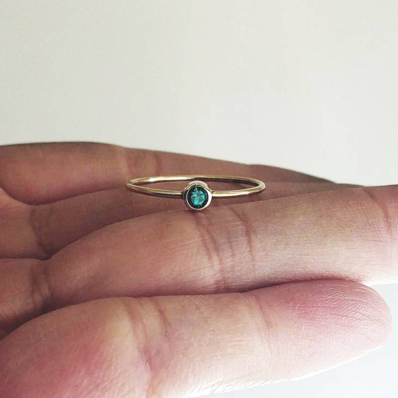 14K Gold Kleiner Smaragd Ring Mai Birthstone Ring 14K Gold Kleiner Smaragd Ring Mai Birthstone Ring von Brightsmith