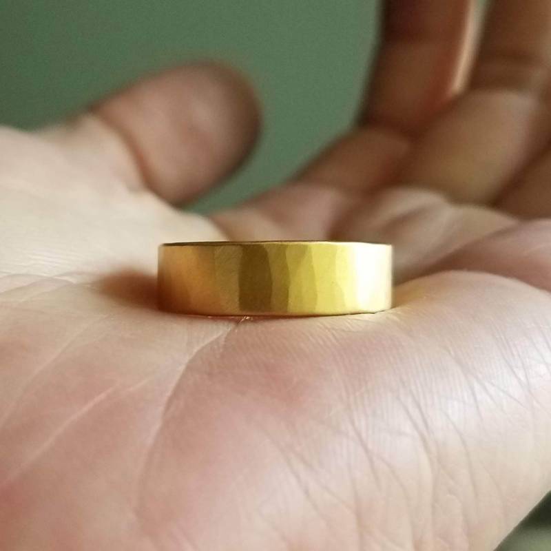 22K Gelbgold Gehämmerter Ehering - Rustikaler Matter Ring 22K Gelbgold Gehämmerter Ehering - Rustikaler Matter Ring von Brightsmith