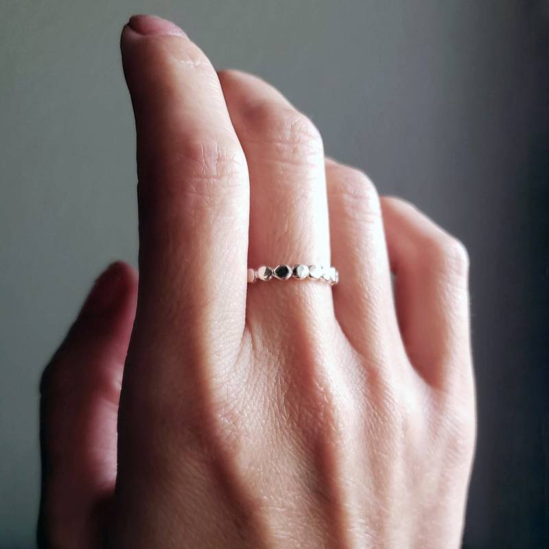 3 Mm Sterling Silber Punkte Band, Kopfstein Kieselstein Flache Perlen Stapelring 3 Mm Sterling Silber Punkte Band, Kopfstein Kieselstein Flache Perlen Stapelring von Brightsmith