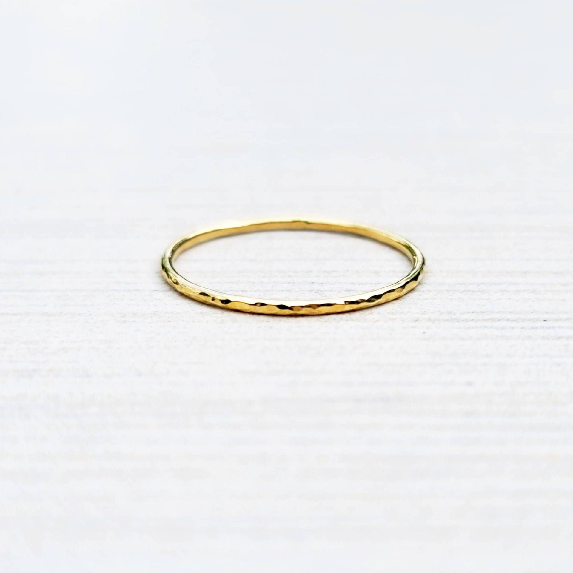 Dünnes 18K Stacking Band in Glatter, Gehämmerter, Matter Oder Gekerbter Oberfläche. Schmales 1 Mm Band von Brightsmith