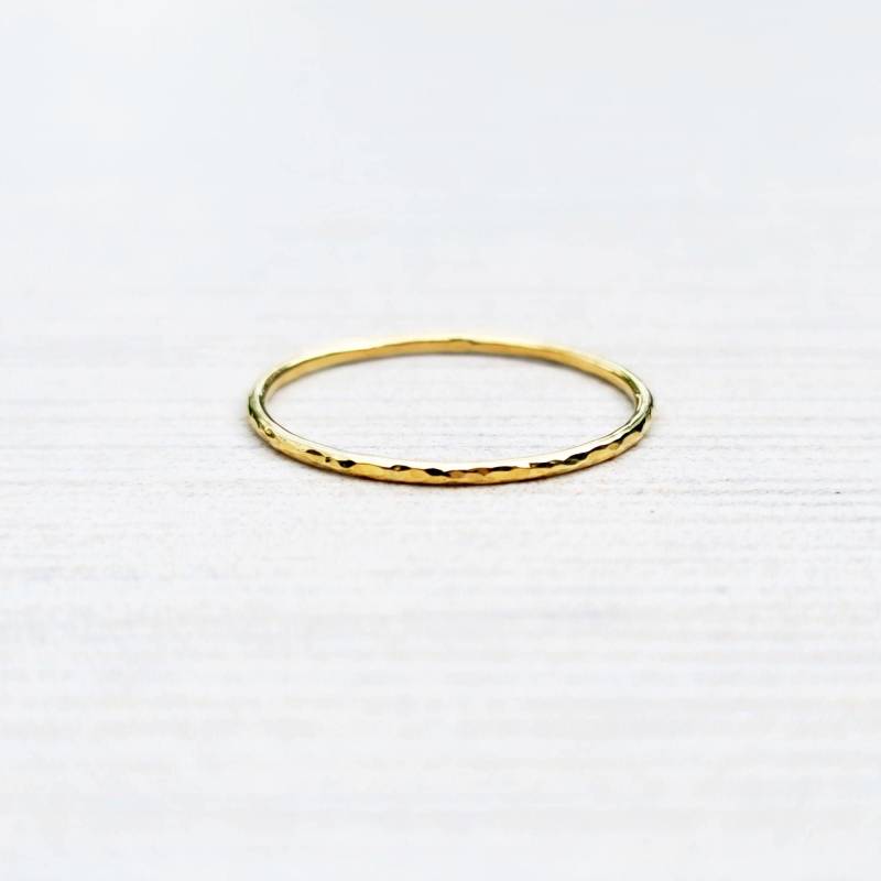 Dünnes 18K Stacking Band in Glatter, Gehämmerter, Matter Oder Gekerbter Oberfläche. Schmales 1 Mm Band von Brightsmith