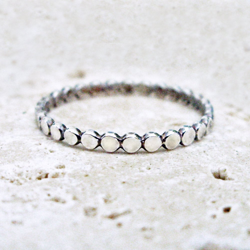 Einzelner Sterling Silber Stapelring Mit Kleinen Punkten - Kopfsteinpflasterweg Kieselstein Ring Einzelner Sterling Silber Stapelring Mit Kleinen Punkten - Kopfsteinpflasterweg Kieselstein Ring von Brightsmith