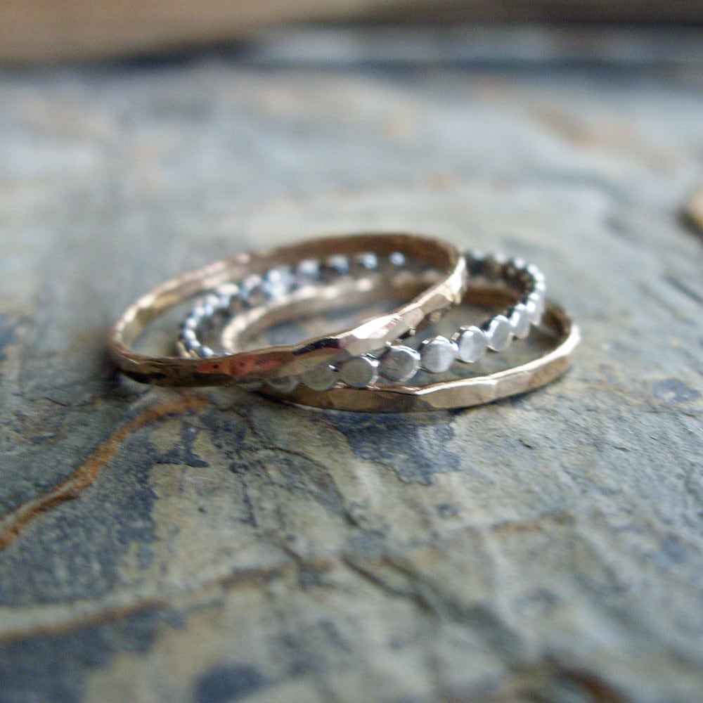 Silber Und Gold Stapelringe Set - Sterlingsilber Kleine Punkte Gehämmerte 14K Fill Bands 3Er-Set Two Tone Mixed Metals Collection Silber Und Gold Stapelringe Set - Sterlingsilber Kleine Punkte Gehämmerte 14K Fill Bands 3Er-Set Two Tone Mixed Metals Collection von Brightsmith