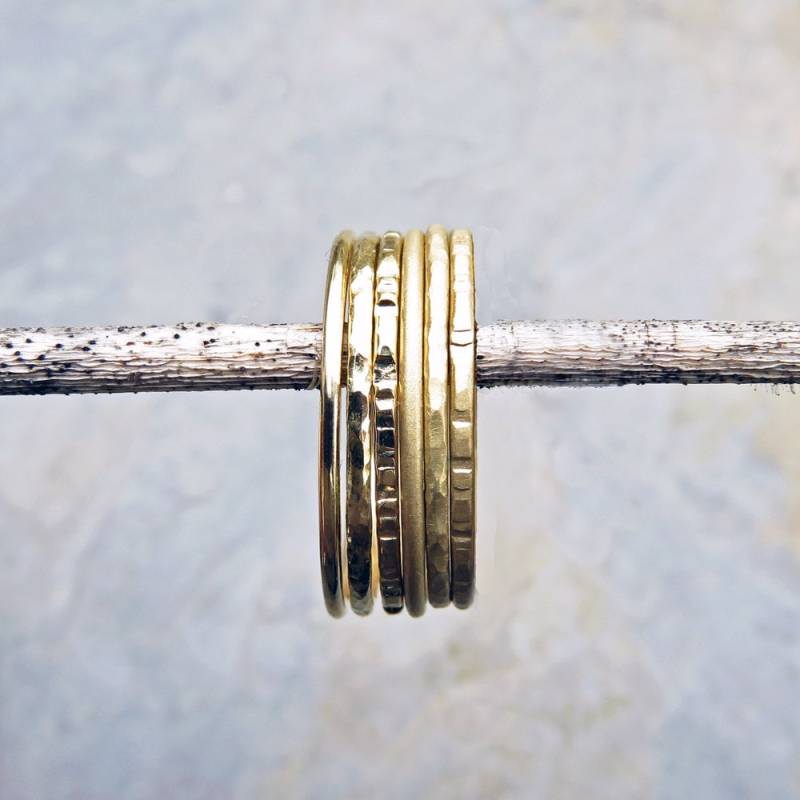 Solider Stapelring Aus 750 Gold 1 Mm Dünnes Band Mit Auswahl Von Mattem, Gehämmertem Oder Gekerbtem Finish von Brightsmith