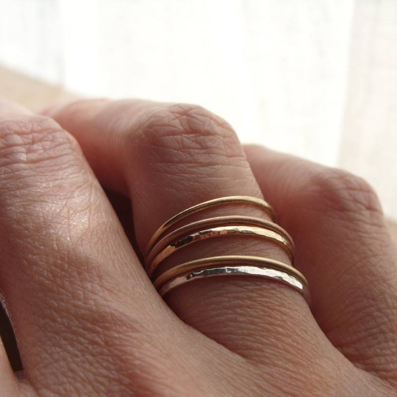 Tri-Color 14K Gold Stapelringe Gehämmertes Rose, Weiß, Gelb Set Tri-Color 14K Gold Stapelringe Gehämmertes Rose, Weiß, Gelb Set von Brightsmith