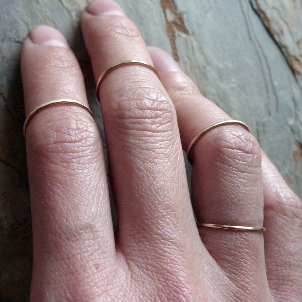 Winziger 14K Goldknöchelring Gehämmertes, Gebürstetes Oder Glattes 1 Mm Band Winziger 14K Goldknöchelring Gehämmertes, Gebürstetes Oder Glattes 1 Mm Band von Brightsmith