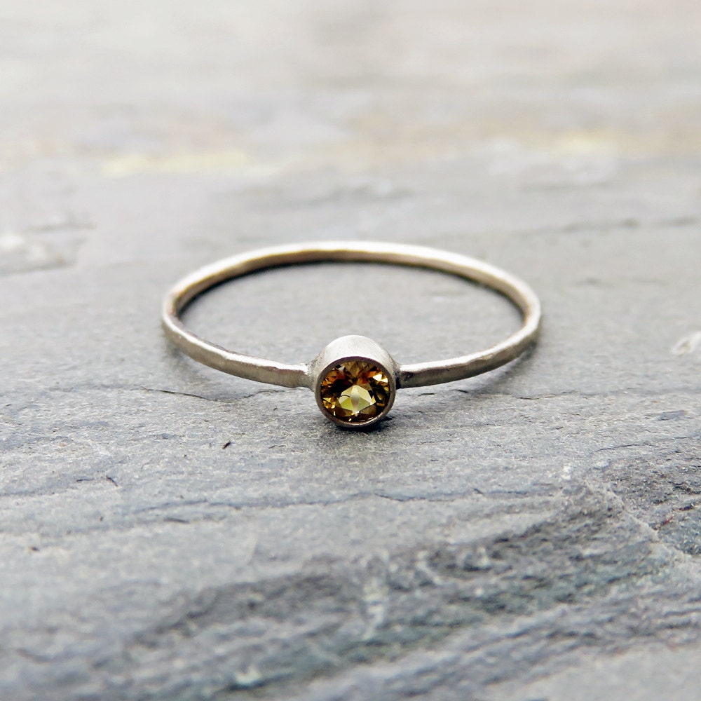 Winziger Citrin Ring 14K Gold Stapelring, November Geburtsstein Winziger Citrin Ring 14K Gold Stapelring, November Geburtsstein von Brightsmith