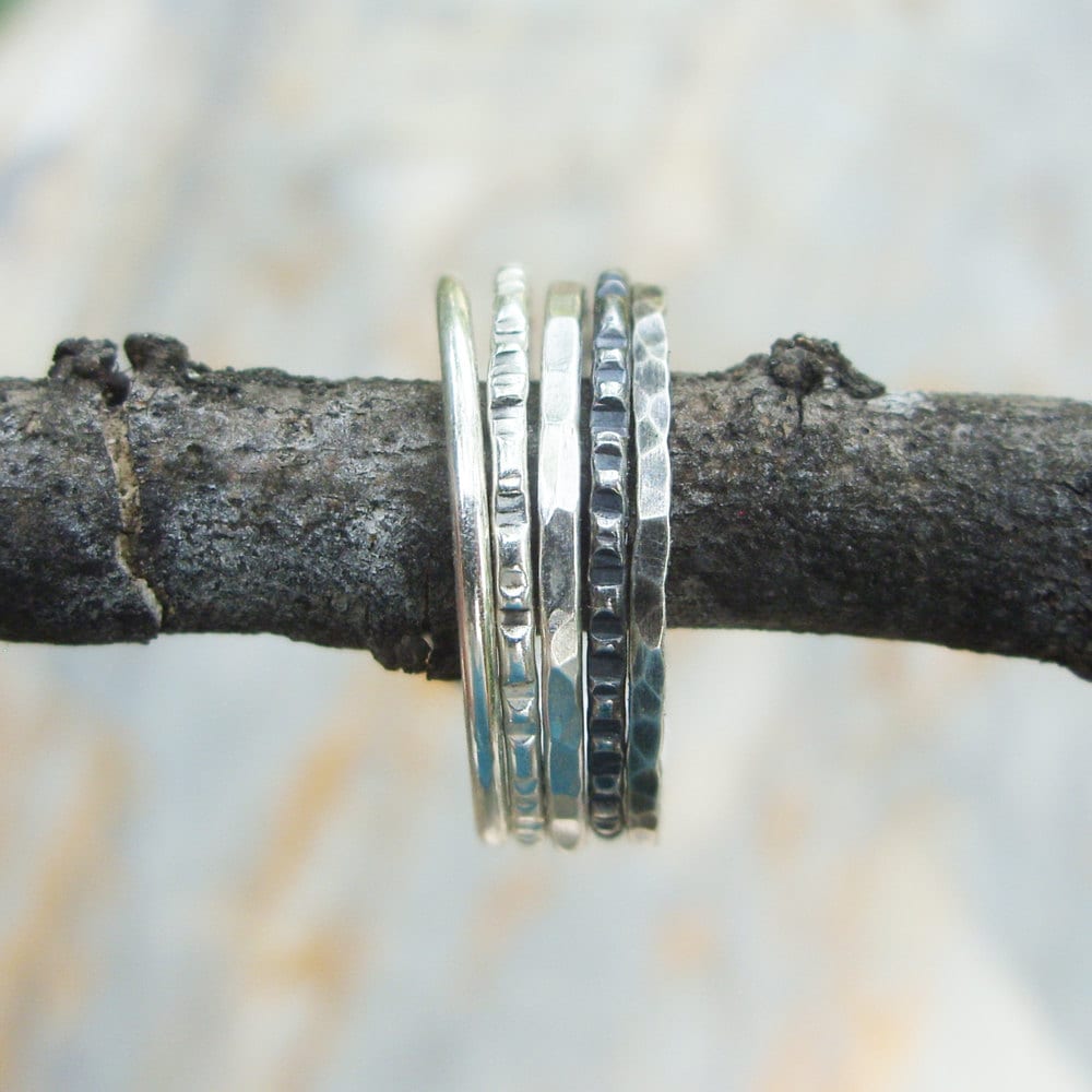 Zarter Stapelring Aus 925Er Silber Dünnes, Gehämmertes Ringband Mit Kerben Zarter Stapelring Aus 925Er Silber Dünnes, Gehämmertes Ringband Mit Kerben von Brightsmith