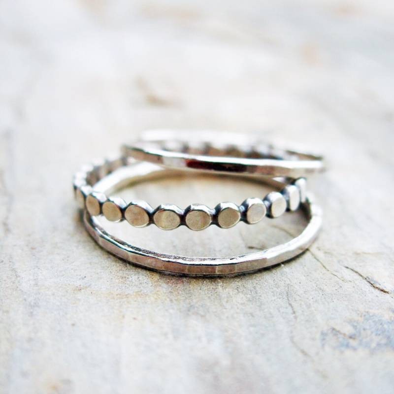 stapelbare Ringe Aus 925Er Silber. Winzige Punkte Und Gehämmerte Bänder stapelbare Ringe Aus 925Er Silber. Winzige Punkte Und Gehämmerte Bänder von Brightsmith