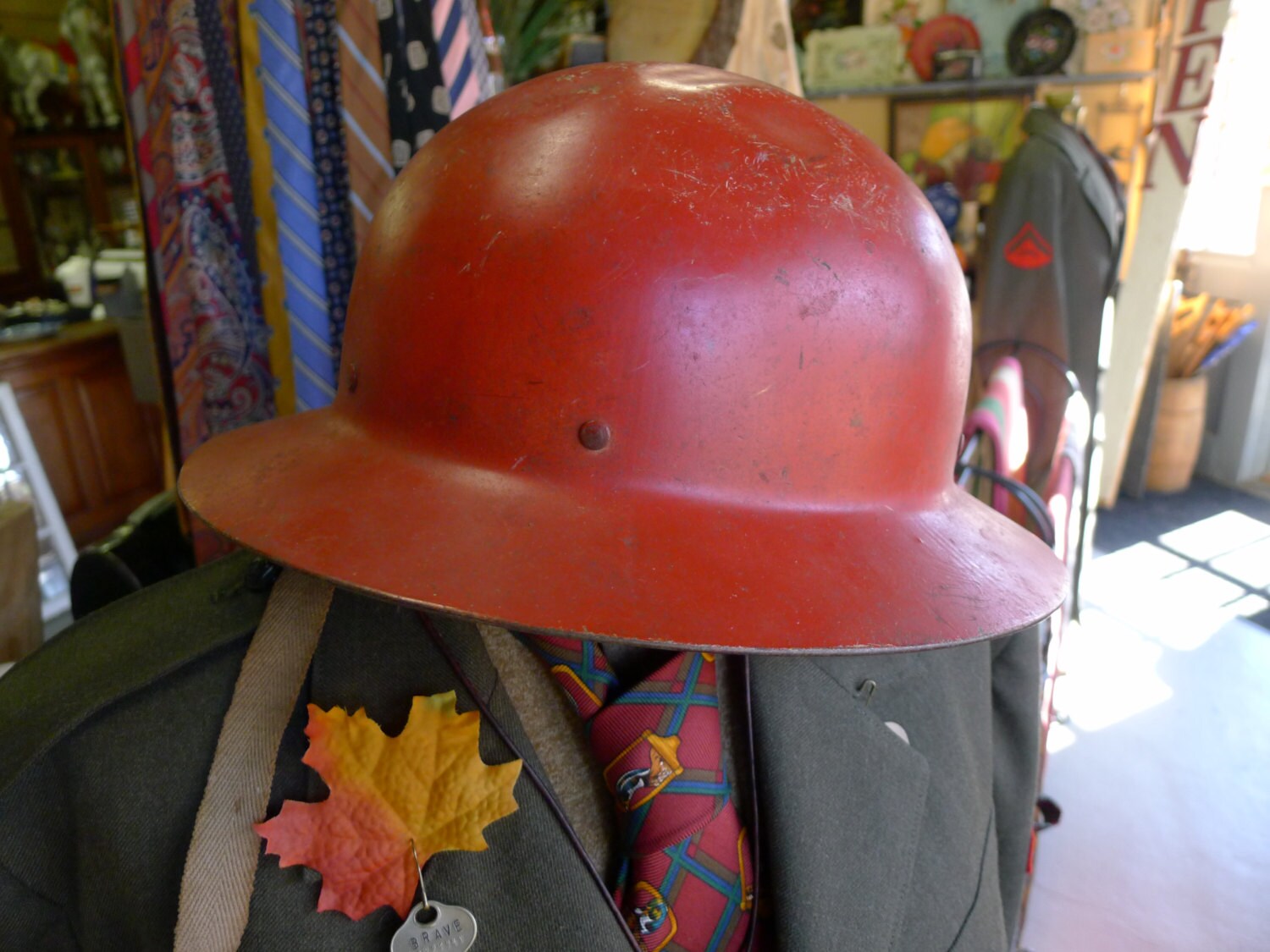 Roter Metall Civil Defense Helm Roter Metall Civil Defense Helm von BrightwoodLane