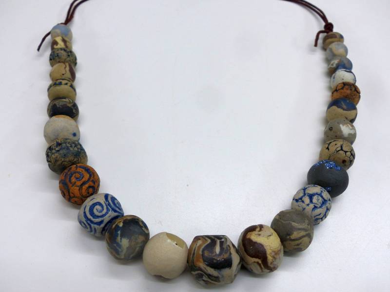 Halskette Aus Keramikperlen in Blau-Beigen Naturfarben von BrigittePeglow