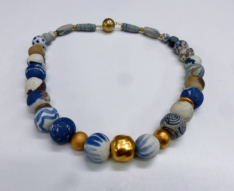 Keramik Halskette Aus Selbstgefertigten Steinzeug - Und Porzellanperlen in Blau-Weiß-Gold von BrigittePeglow