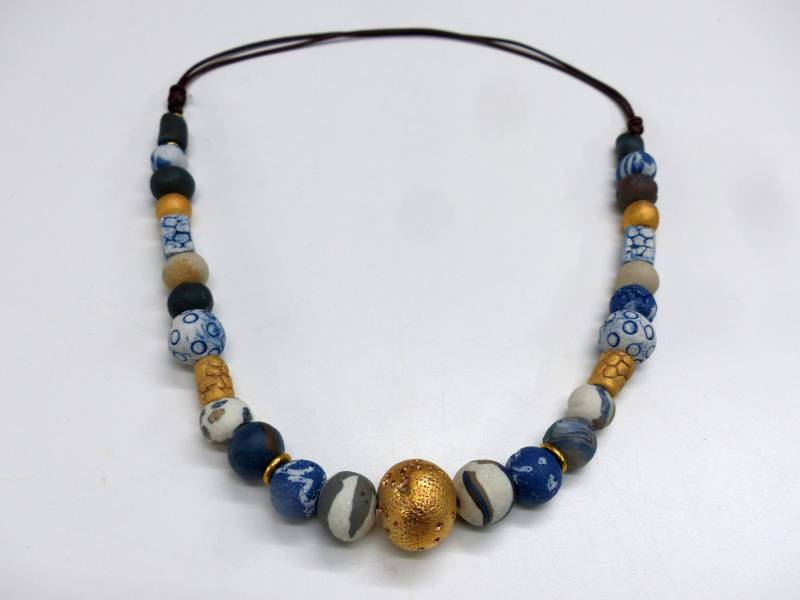 Keramik Halskette Aus Selbstgefertigten Steinzeug - Und Porzellanperlen in Blau-Weiß-Gold Keramik Halskette Aus Selbstgefertigten Steinzeug - Und Porzellanperlen in Blau-Weiß-Gold von BrigittePeglow