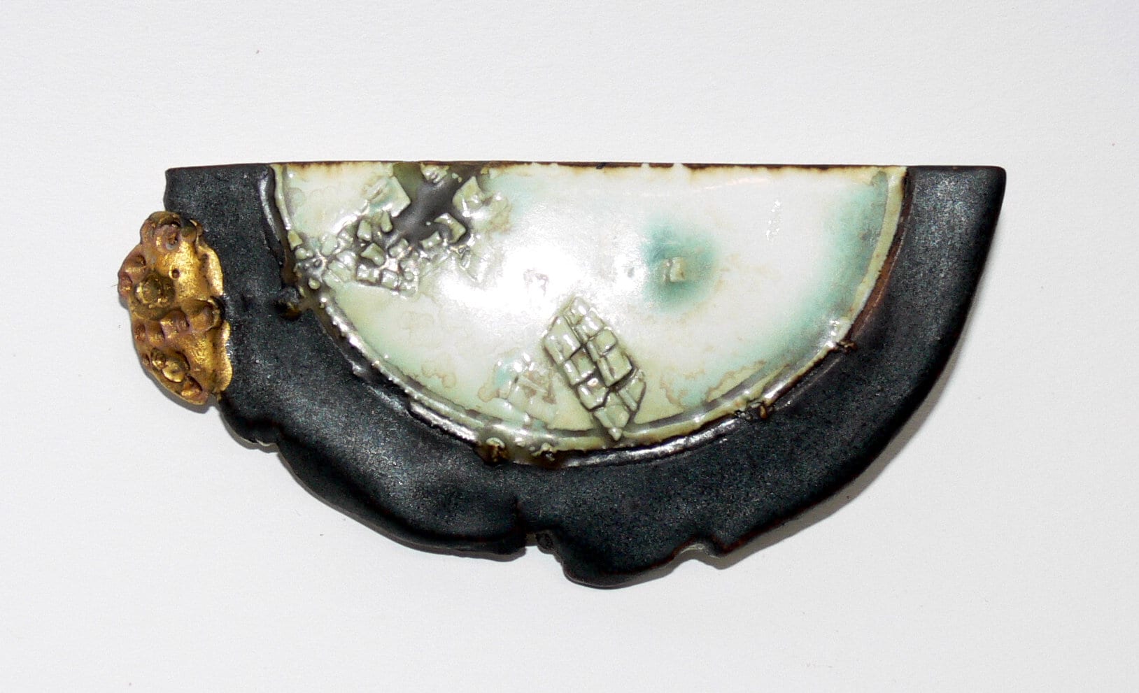 Porzellanbrosche, Schwarz-Grünlich-Gold Porzellanbrosche, Schwarz-Grünlich-Gold von BrigittePeglow