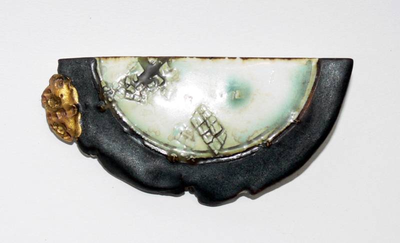 Porzellanbrosche, Schwarz-Grünlich-Gold Porzellanbrosche, Schwarz-Grünlich-Gold von BrigittePeglow