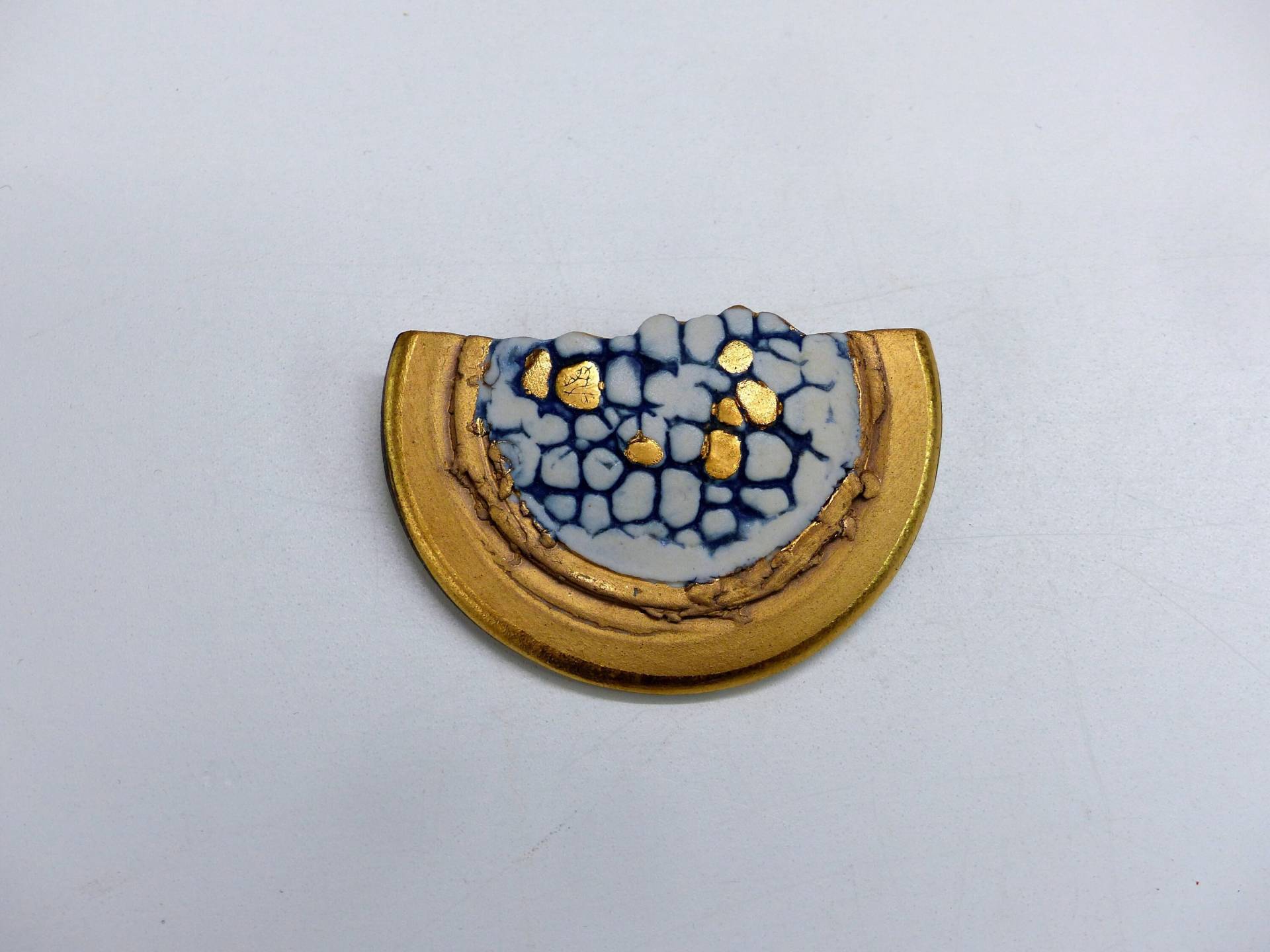 Porzellanbrosche, Weiß-Blau-Gold Porzellanbrosche, Weiß-Blau-Gold von BrigittePeglow