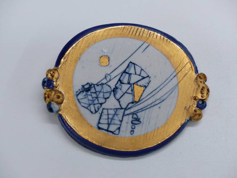 Porzellanbrosche, Weiß-Blau-Gold Porzellanbrosche, Weiß-Blau-Gold von BrigittePeglow