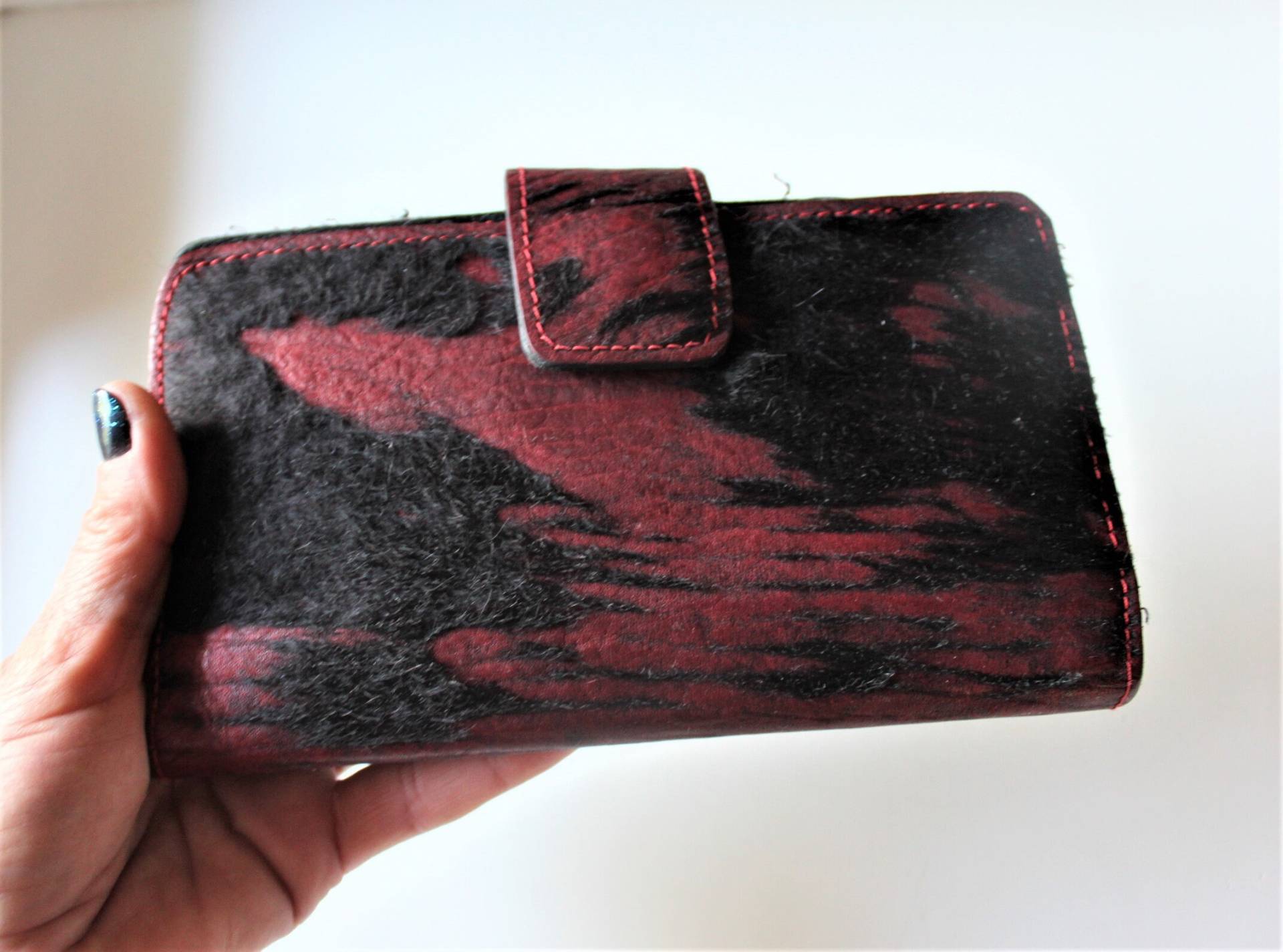 Vintage Geldbörse Aus Rindsleder Rot & Schwarzes Fell-Finish von BrillianceWrought