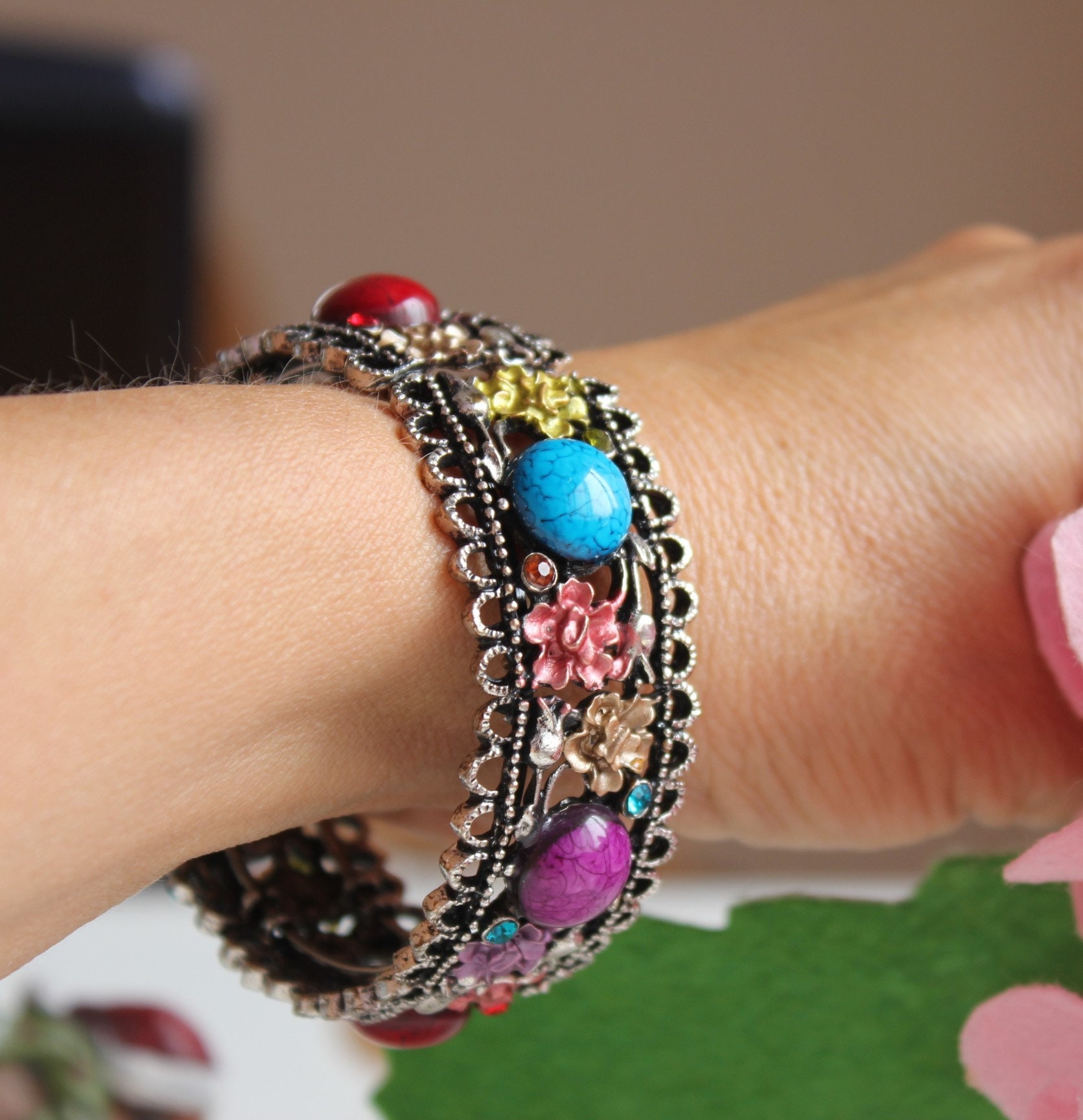 Vintage Boho Armreif Mehrfarbiges Bettelarmband Mit Steinchen Vintage Boho Armreif Mehrfarbiges Bettelarmband Mit Steinchen von BrillianceWrought