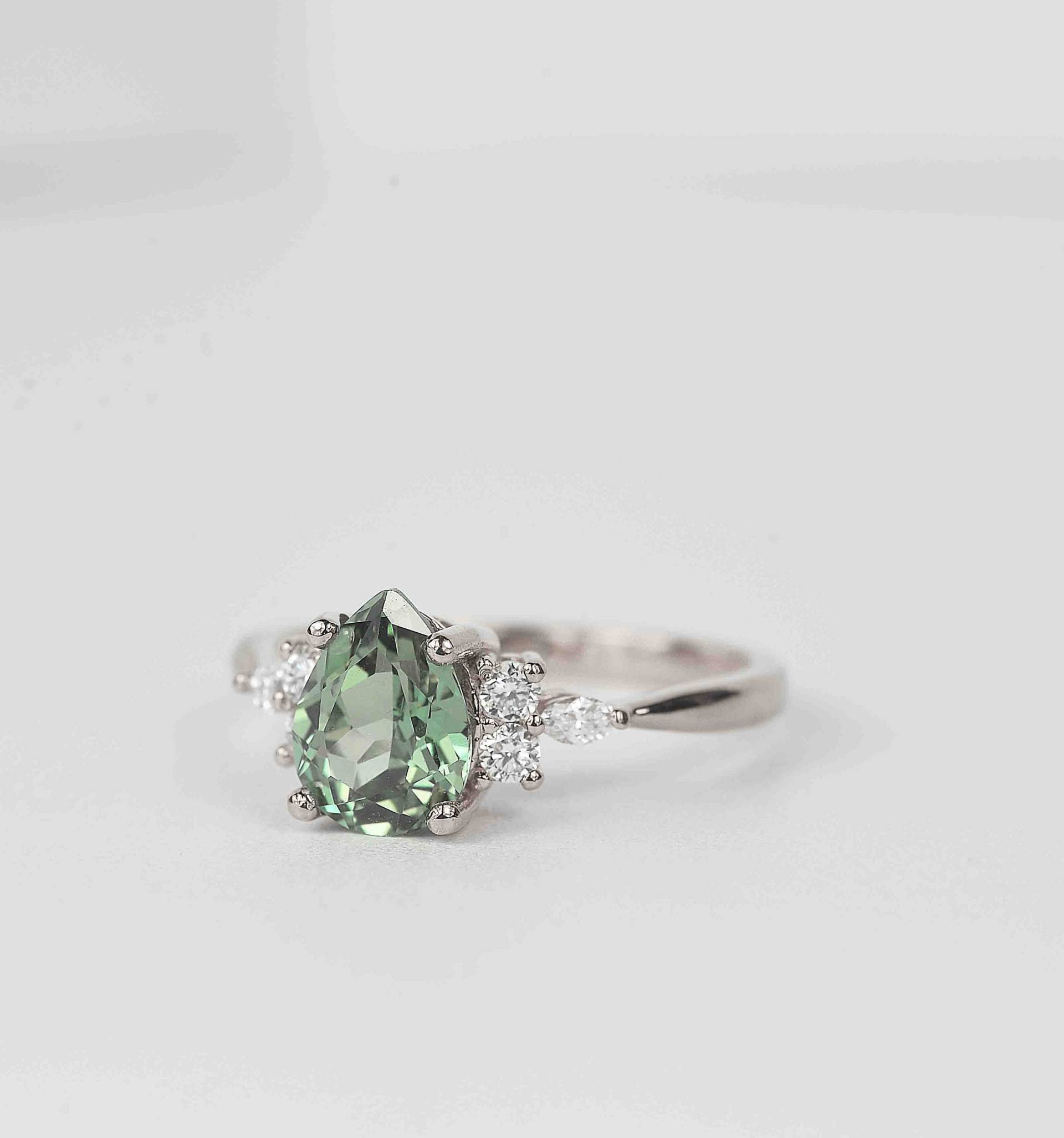 Birne Mint Grüner Saphir Verlobungsring | Und Diamant Cluster Ring Hochzeit Braut 9K/14K/18K Weißgold von BrilliantRings