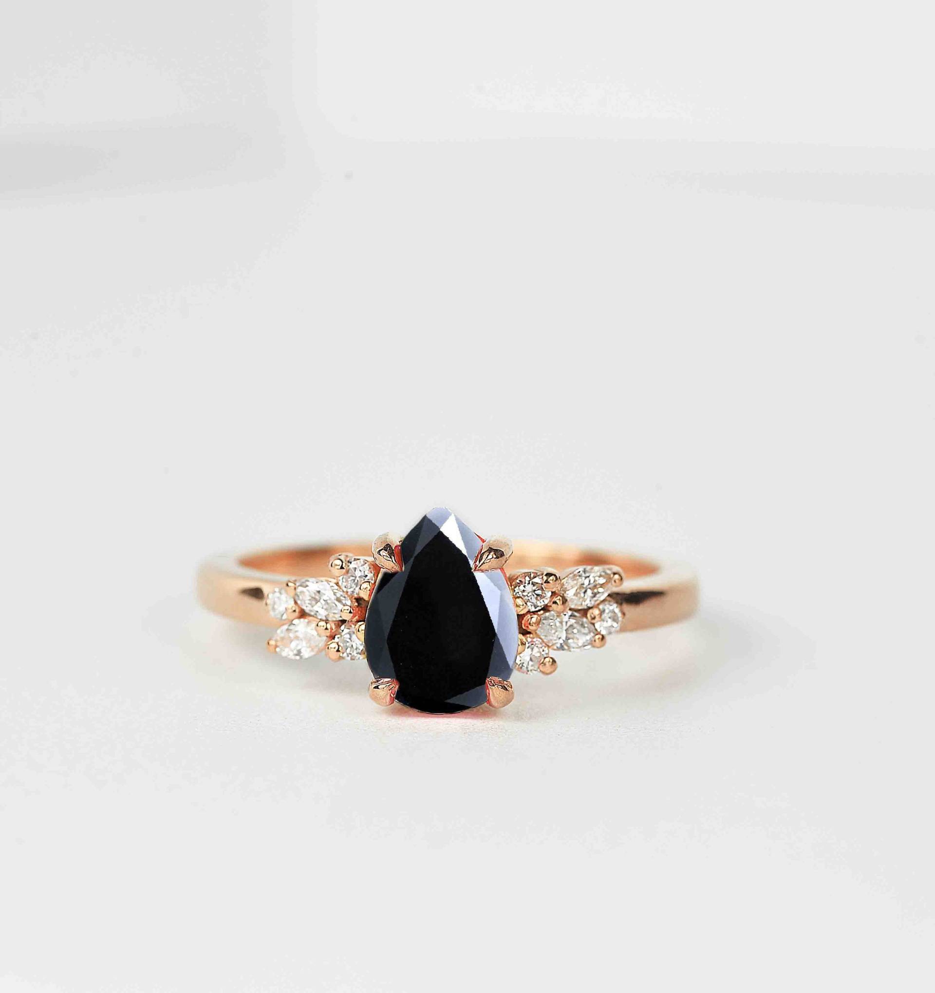 Birne Schwarz Diamant Verlobungsring | Einzigartige Schwarze Und Weiß Cluster Ring Hochzeit Braut 9K/14K/18K Rose Gold von BrilliantRings