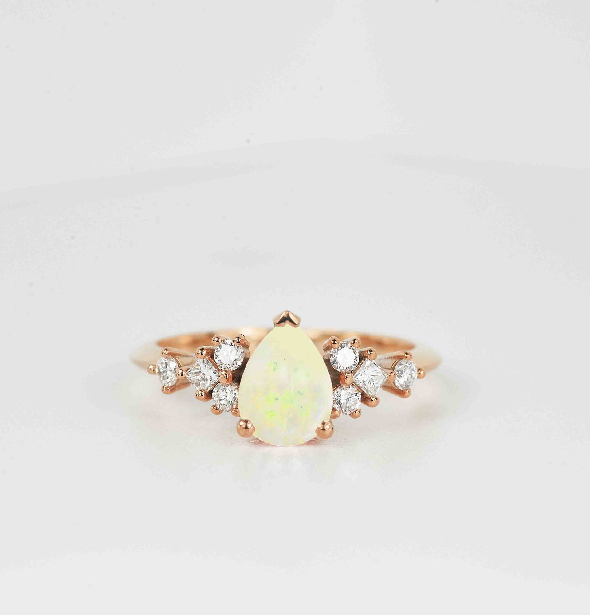 Birne Weiß Opal Verlobungsring | Einzigartige Ehering Prinzessin Geschnitten Diamant Und Runde Zierlichen Ring Art-Deco-Ring Für Sie von BrilliantRings
