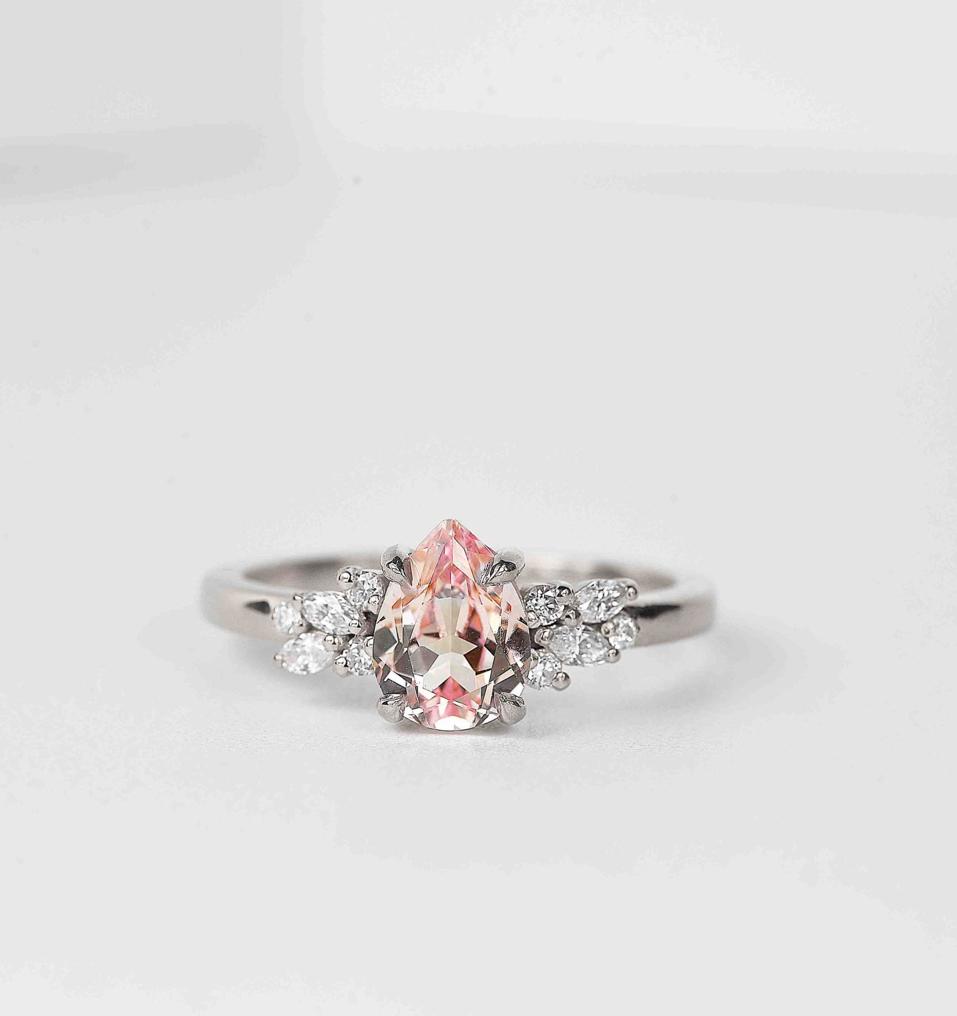Birnenschliff Pfirsich Saphir Verlobungsring | Einzigartiger Und Diamant Cluster Ring Hochzeit Brautring 9K/14K/18K Weißgold von BrilliantRings