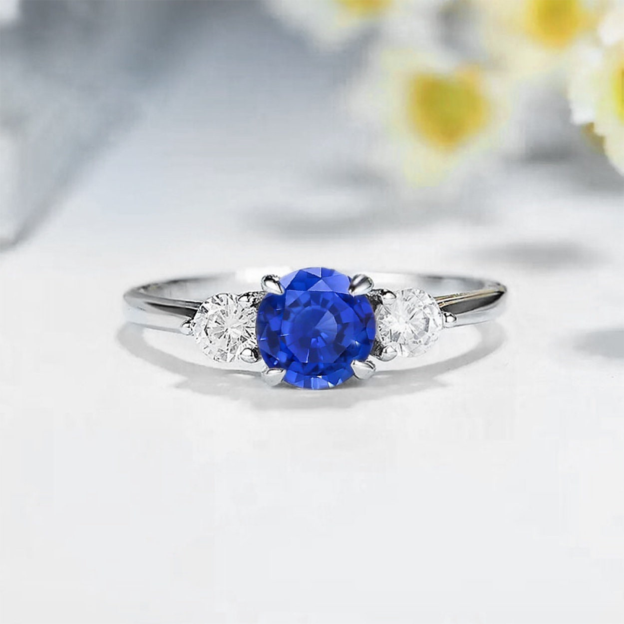 Blauer Saphir Verlobungsring in Weißgold | Zierlich Und Runder Diamant Multi-stein Art Deco Ring von BrilliantRings