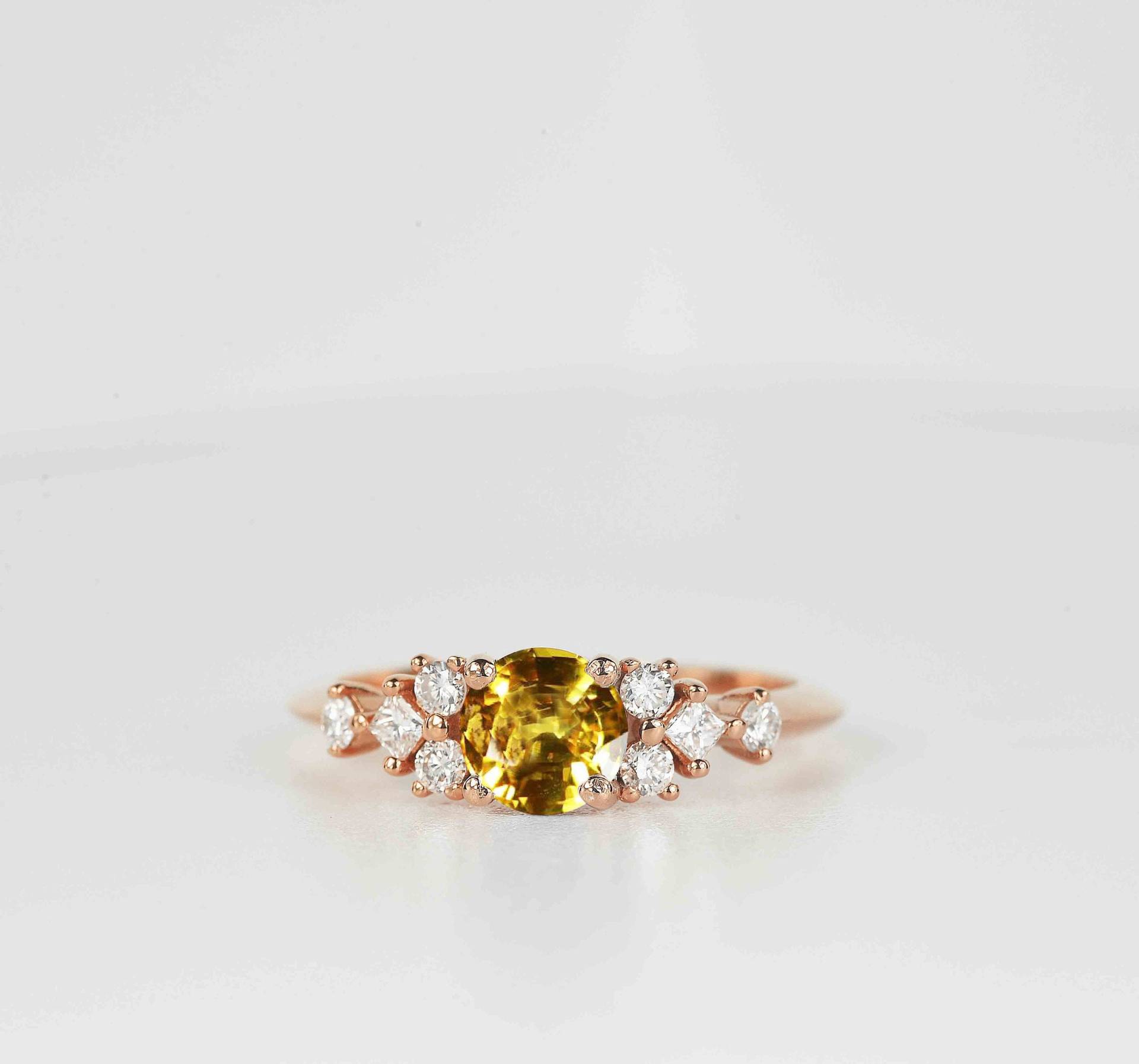 Gelbe Saphir Art-Deco-Verlobungsring | Runde Gelbe Und Prinzessin Geschnitten Diamant Art-Deco-Ring Hochzeit Braut Jahrestag Ring von BrilliantRings