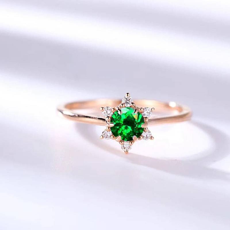 Grüner Tsavorit Und Sechs Runde Diamant Cluster Ring | Lebhafter Verlobungsring Eleganter Ehering von BrilliantRings