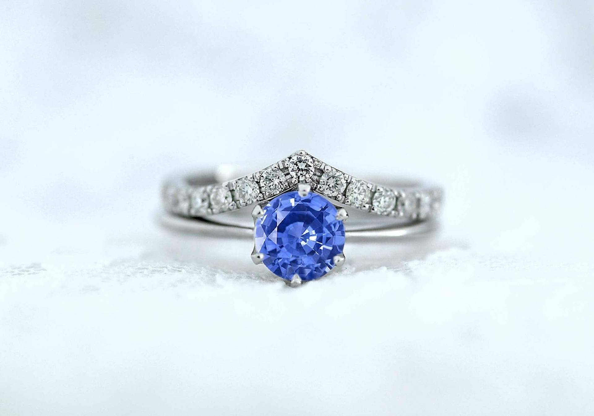 Hellblauer Saphir Verlobungsring Und Diamant Ehering Set | Zierliche in Weißgold Geschwungenes Diamantband von BrilliantRings