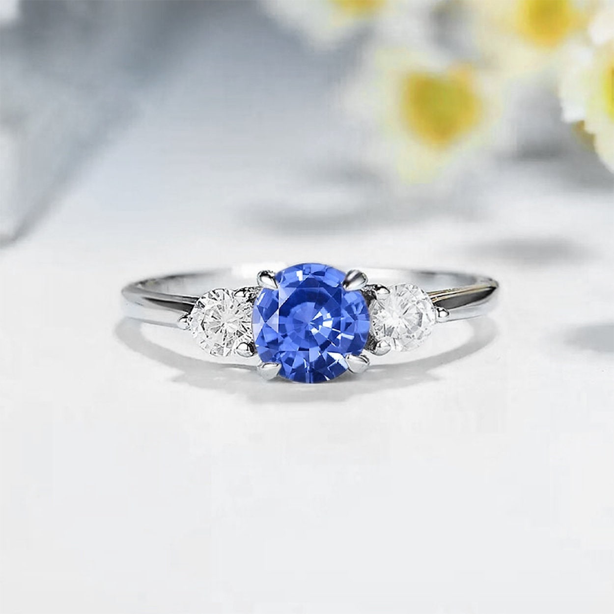 Hellblauer Saphir Verlobungsring in Weißgold | Zierlich Blauer Und Runder Diamant Multi-stein Art Deco Ring von BrilliantRings