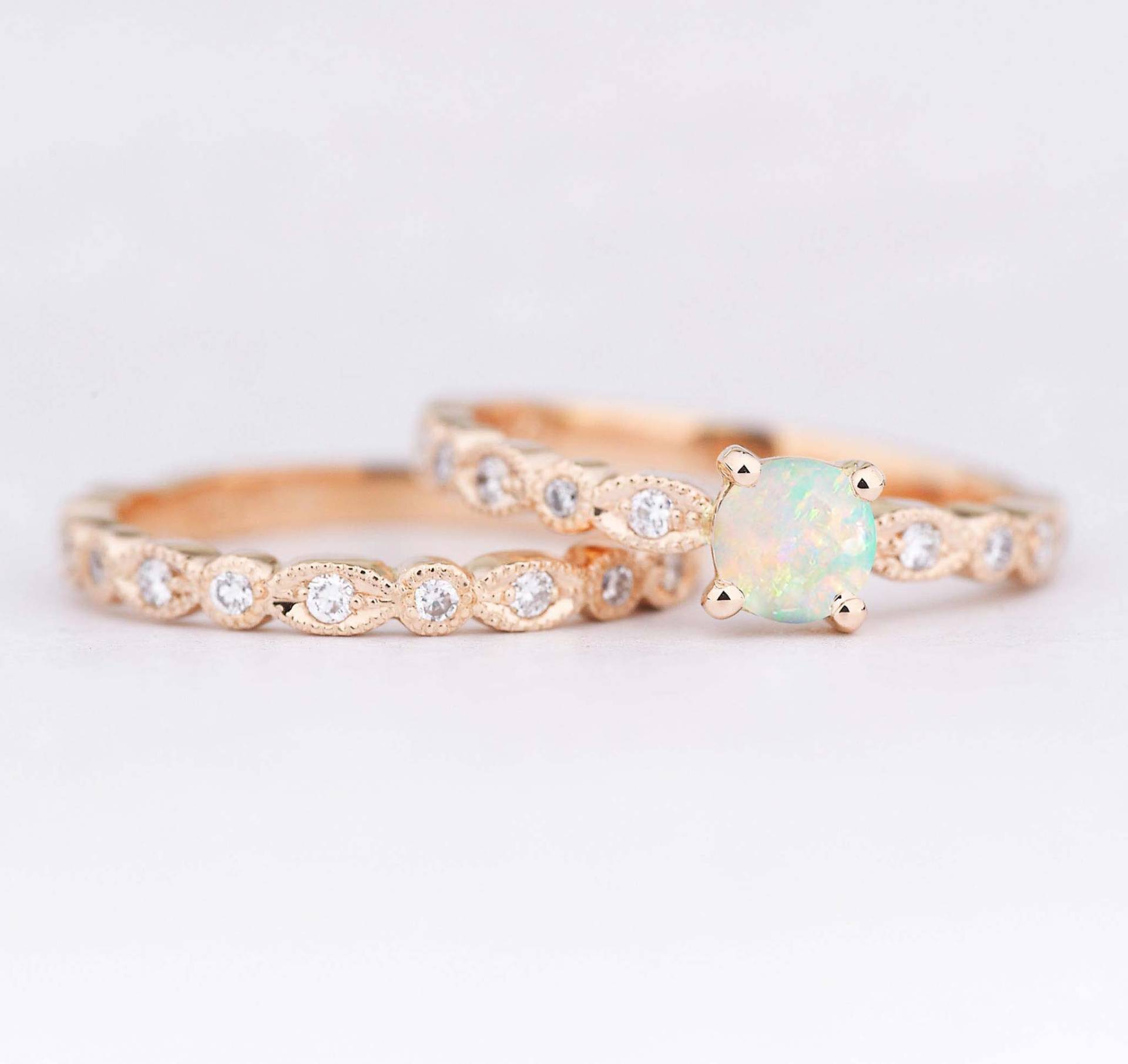 Lebhafter Weißer Opal Art Deco Verlobungsring Und Hochzeitsband | Zierliche Brautring Mit Stimulant Ehering von BrilliantRings