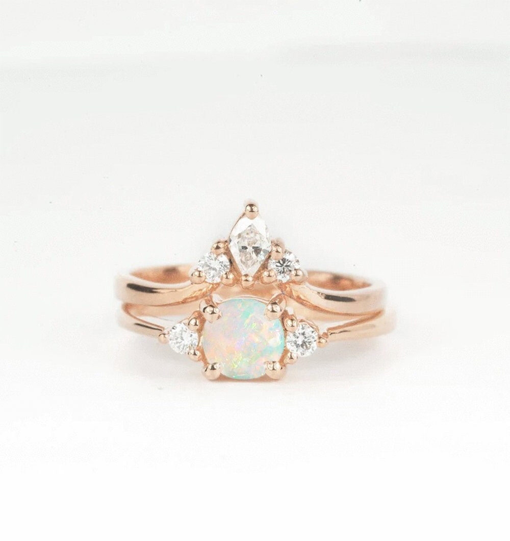 Lebhafter Weißer Opal Drei Steine Ring Und Einzigartiger Diamant Hochzeitsband | Roségold Verlobungsring Trauring Art Deco Inspirierter von BrilliantRings