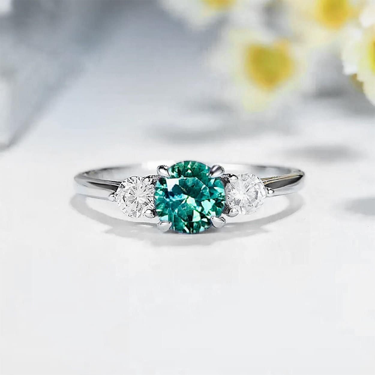 Mintgrüner Saphir Verlobungsring in Weißgold | Minzgrüner Und Diamant Multi-stein Art Deco Ring von BrilliantRings