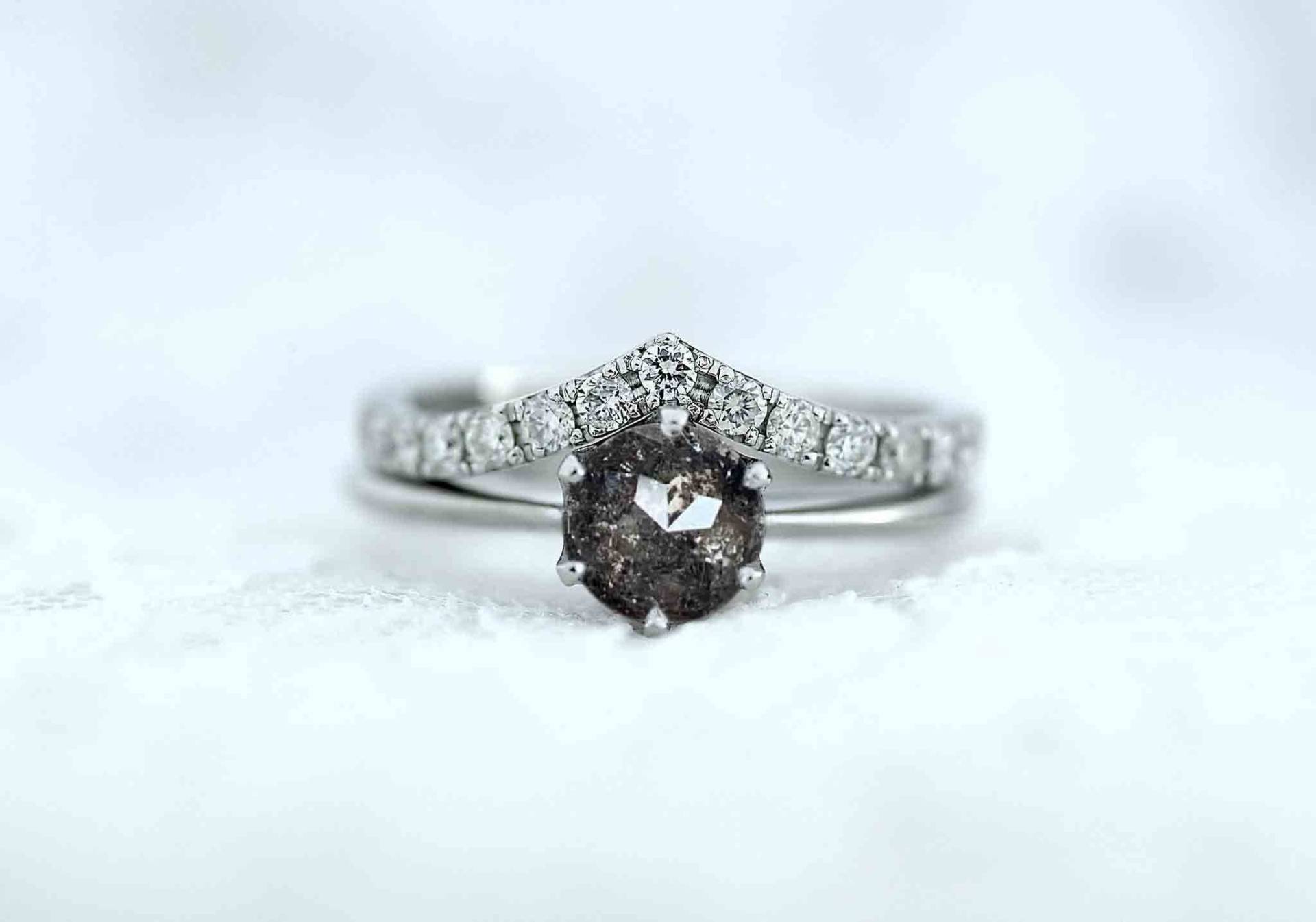 Natürlicher Runder Salz Und Pfeffer Diamant Verlobungsring Hochzeitsband Set | Zierliche Ring in Weißgold Geschwungenes Natürliches Diamantband von BrilliantRings