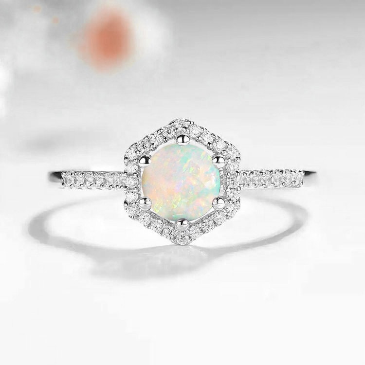 Rund Weißer Opal Sechs Zange Art Deco Verlobungsring | Zierliche Ringe Zur Hochzeit Und Verlobung Versprechen Eleganter Diamantring in Roségold von BrilliantRings