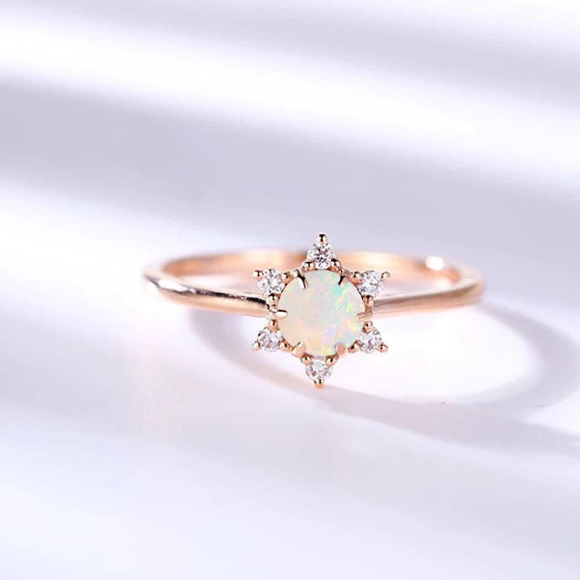 Runder Opal Und Sechs Runde Diamant Cluster Ring | Lebhafter Weißer Verlobungsring Eleganter Ehering von BrilliantRings