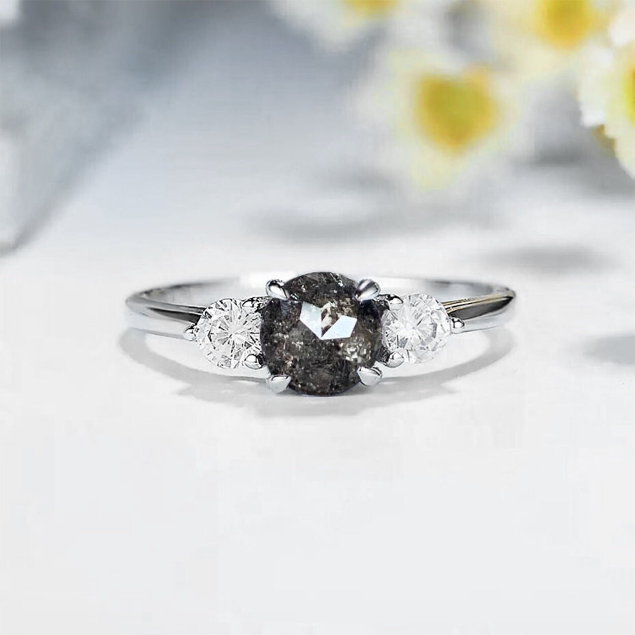 Runder Salz - Und Pfeffer Verlobungsring in Weißgold | Zierlich Grauer Diamant Multi-stein Galaxy Art Deco Ring von BrilliantRings