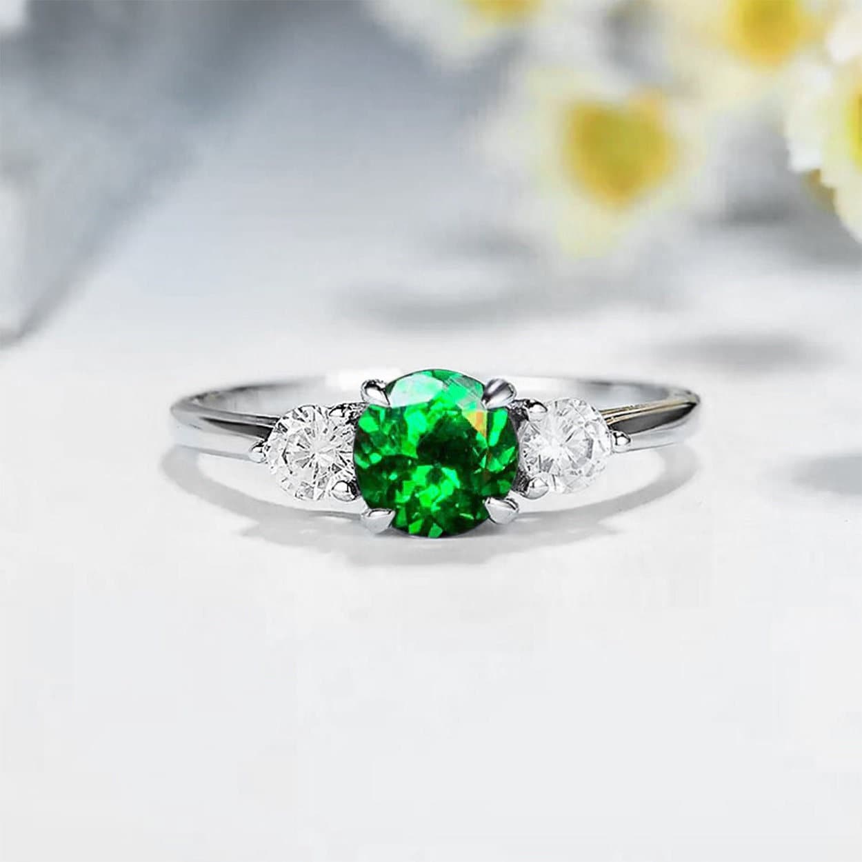 Runder Tsavorit Verlobungsring in Weißgold | Natürlicher Und Diamant Multi-stein Art Deco Ring von BrilliantRings
