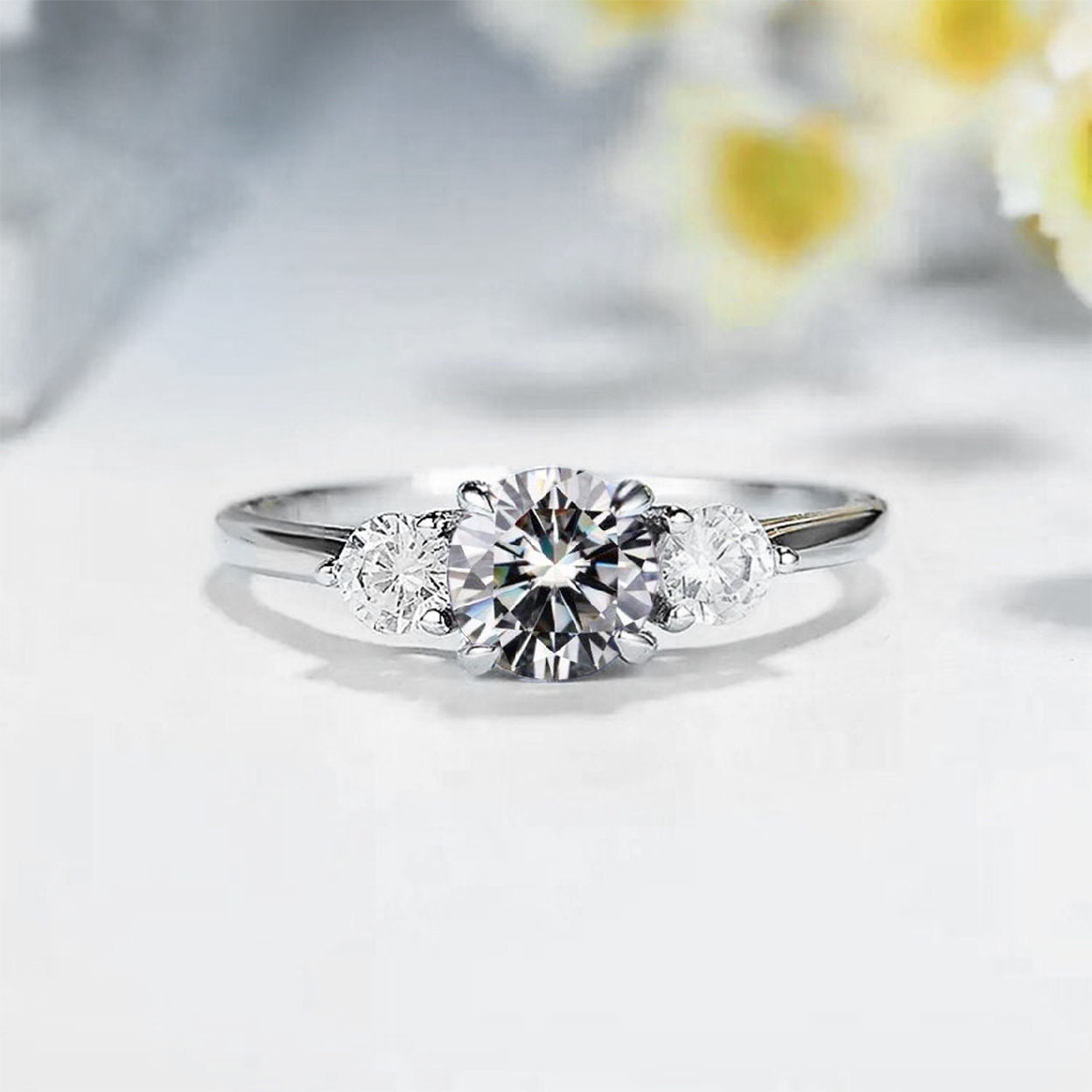 Runder Weißer Moissanit Verlobungsring in Weißgold | Natürlicher Multi-stein Diamant Art Deco Ring von BrilliantRings